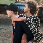 Paola Locatelli Instagram - 2023 n’a pas été très doux. J’ai traversé des moments auxquels on ne s’attend pas et auxquels on n’est jamais préparé. Cette année ne m’a pas épargné, ni moi, ni beaucoup de mes proches. Deux anges se sont envolés. Mamie et Nathan. Pour la première fois, mon cœur a saigné. J’ai pleuré, j’ai crié, j’ai été en colère. Ces épreuves m’ont bouleversé, mais m’ont surtout rappelé à quel point la vie est précieuse. Que RIEN ne vaut la vie et que RIEN n’est plus important que de passer du temps avec ses proches, profiter de ceux qu’on aime. 2023 est synonyme de tristesse mais tellement d’amour et de reconnaissance en même temps. Je pense à tous ceux qui souffrent, peu importe où ils se trouvent. Vous n’êtes pas seuls. On laisse tout ça derrière nous, 2024 sera une année douce, réconfortante et positive pour nous tous j’en suis sûre. Je vous souhaite pleins de belles choses, que vos rêves se réalisent, que l’amour, l’amitié et la lumière soient au rendez vous jour après jour <3 Et évidemment un grand merci d’avoir été un énorme soutien tout au long de l’année. Vous êtes de loin les meilleurs du monde N’oubliez jamais de dire à vos proches à quel point vous les aimez. C’est ce qu’on s’est dit il y a un an jour pour jour, et je le redirai chaque année en regardant les étoiles 🤍