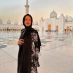Paola Locatelli Instagram - la beauté de cet endroit @visitabudhabi #InAbuDhabi invitation Mosquée Cheikh Zayed