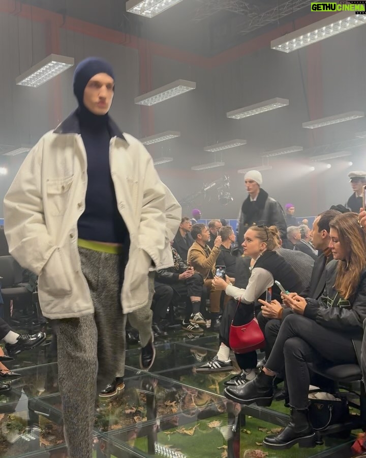 Paola Locatelli Instagram - entre le bureau et la nature @prada #FW24 Milano, Italia