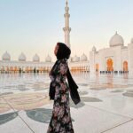 Paola Locatelli Instagram - la beauté de cet endroit @visitabudhabi #InAbuDhabi invitation Mosquée Cheikh Zayed