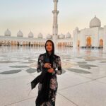 Paola Locatelli Instagram - la beauté de cet endroit @visitabudhabi #InAbuDhabi invitation Mosquée Cheikh Zayed