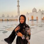 Paola Locatelli Instagram - la beauté de cet endroit @visitabudhabi #InAbuDhabi invitation Mosquée Cheikh Zayed
