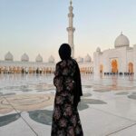 Paola Locatelli Instagram - la beauté de cet endroit @visitabudhabi #InAbuDhabi invitation Mosquée Cheikh Zayed