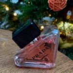Paola Locatelli Instagram - My favorite secret santa @pradabeauty  #PradaBeauty #PradaGiftFactory #PradaMakeup #PradaFragrances #PradaParadoxe 💘 publicité
