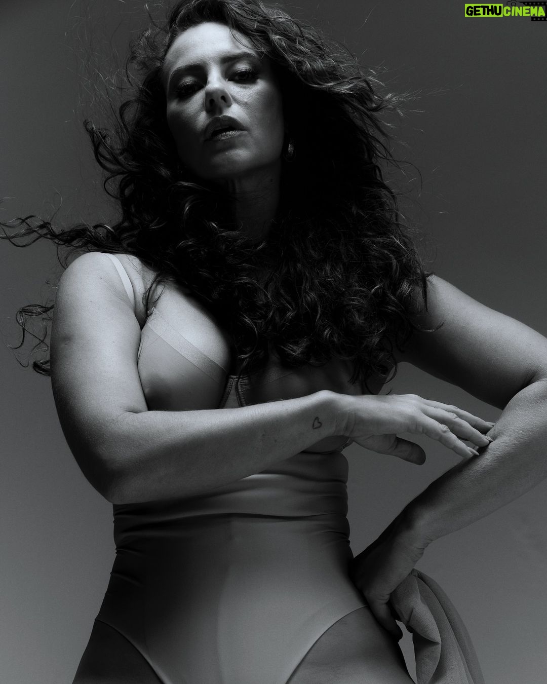 Paolla Oliveira Instagram - Dia de ocupar espaços, de lutar por respeito, de fazer história, de desobedecer, de unir vozes... Assim como todos outros dias. Vamos juntas! Fotografia @brunacastanheira Styling @ferrarijeff Beleza @silviogiorgio Para @elaoglobo