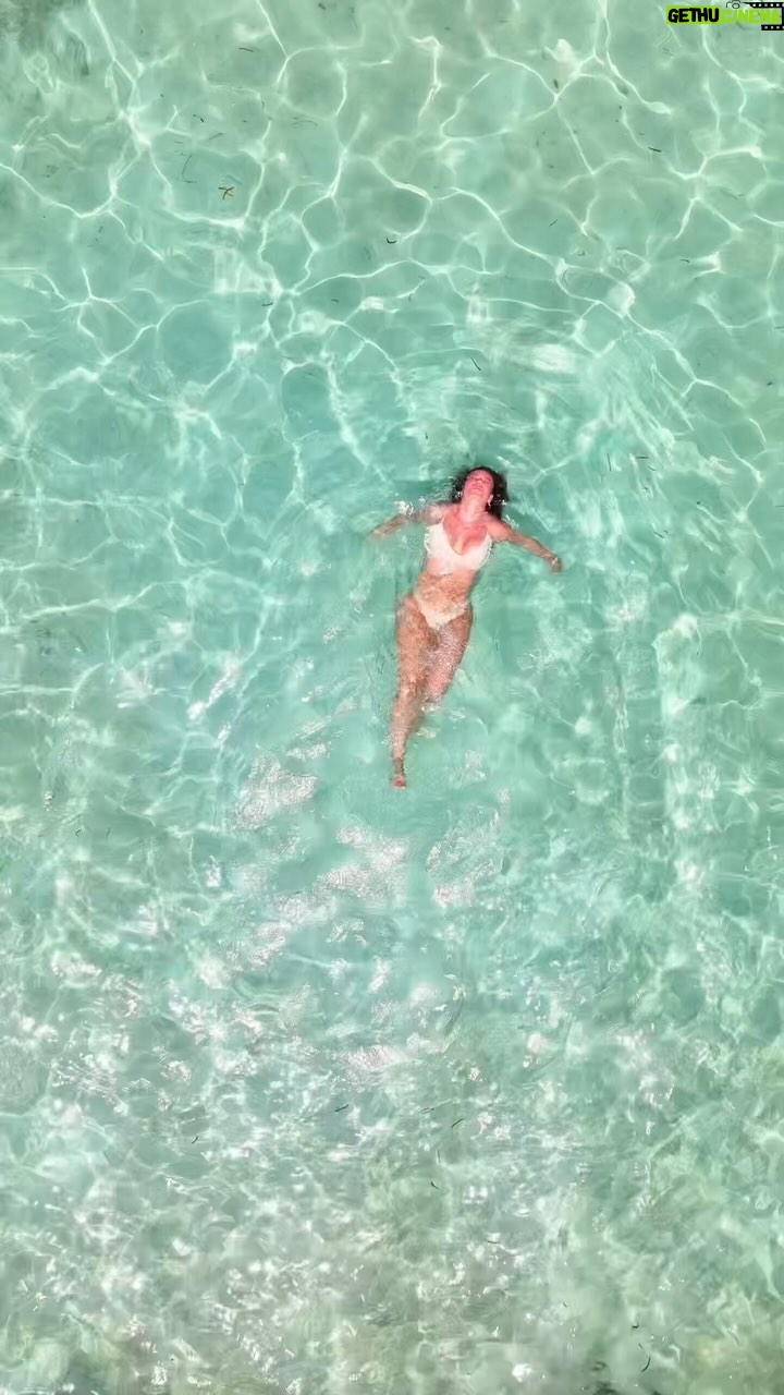 Paolla Oliveira Instagram - Onda do mar, só quero…🩵 @ahmed.kudex @luxsouthari @luxresorts @beabrand_marketing @manoelcalmon @smporai Maldivas