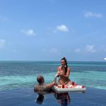 Paolla Oliveira Instagram - Os dias por aqui continuam assim. Que alegria poder viver isso tudo! 🥰🩵🥥 @luxsouthari @luxresorts @beabrand_marketing @manoelcalmon @ahmed.kudex @smporai LUX* South Ari Atoll