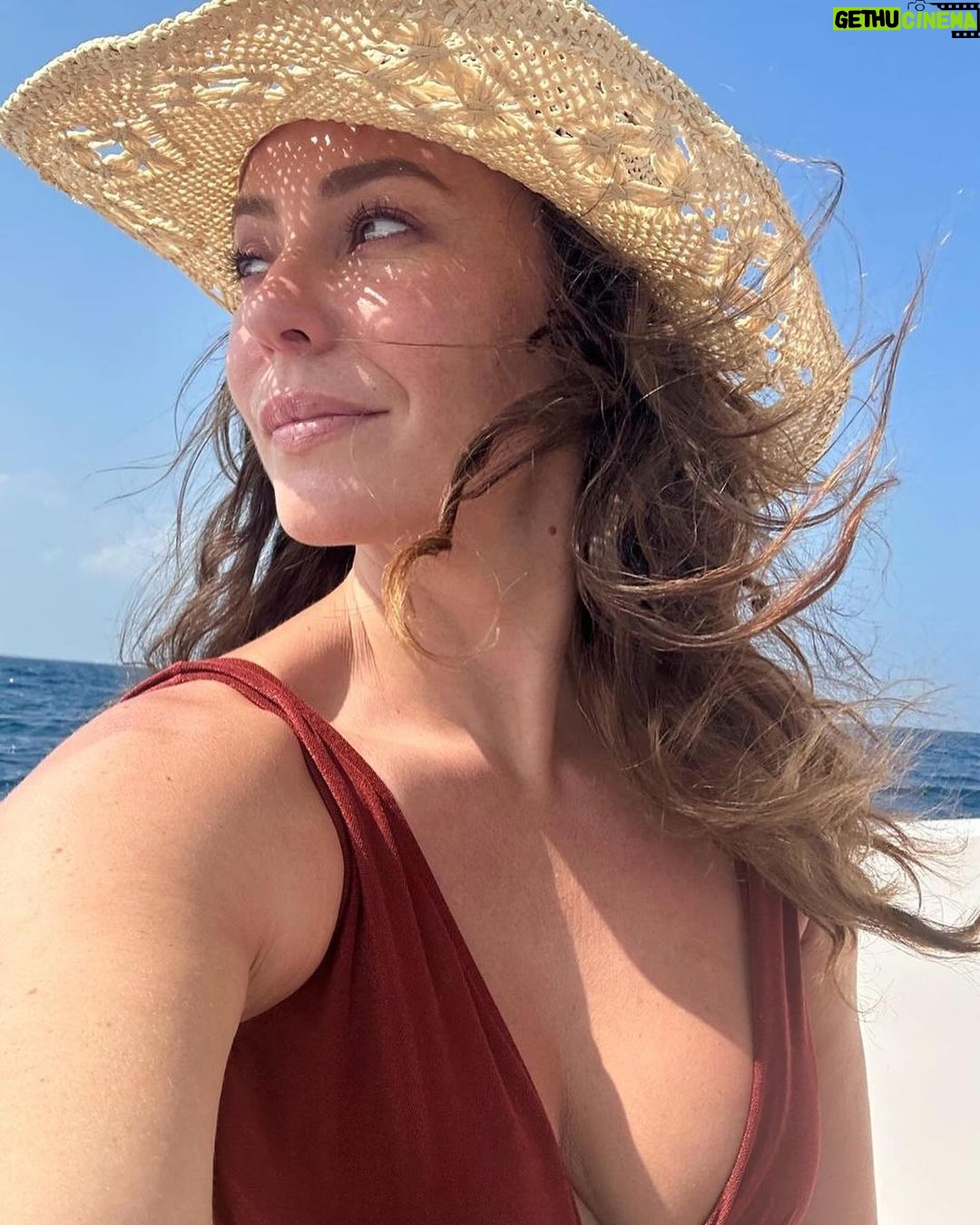 Paolla Oliveira Instagram - Mergulho com emoção na imensidão do mar das Maldivas (@diogonogueira_oficial foi o segurança particular do tubarão baleia 😂💙) @ahmed.kudex @luxsouthari @luxresorts @beabrand_marketing @manoelcalmon @smporai