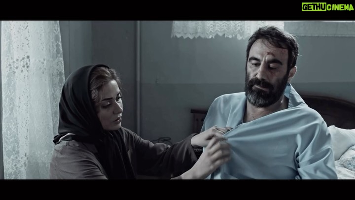 Parinaz Izadyar Instagram - 🎥 فیلم برادران سالور در آستانه فروش ۱۵ میلیاردی ادامه اکران «سه کام حبس» در سینماهای سراسر کشور . . فیلم سینمایی «سه کام حبس» پرفروش ترین فیلم اجتماعی در حال اکران به کارگردانی سامان سالور و تهیه کنندگی ساسان سالور است که مخاطبنش از ۳۱۴ هزار نفر عبور کرده و فروشش به ۱۴ میلیارد و ۸۴۰ میلیون تومان رسیده است. . سرمایه گذاری فیلم بر عهده سیاوش امین پور بوده است. برای خرید بلیت هم اکنون به سامانه های سینماتیکت، ایران تیک و گیشه ۷ مراجعه کنید. . پخش از خانه فیلم ساخت تیزر: امید میرزایی