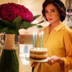 Parinaz Izadyar Instagram - چشم‌هایم را می‌بندم و همه‌ی جهان می‌میرد پلک‌هایم را می‌گشایم و همه چیز دوباره زاده می‌شود 🕯 ( سیلویا پلات ) یک سال دیگه هم گذشت ۱۴۰۰/۶/۸ ممنون از تمام عزیزانی که تولدم رو تبریک گفتن 🙏🏻💛