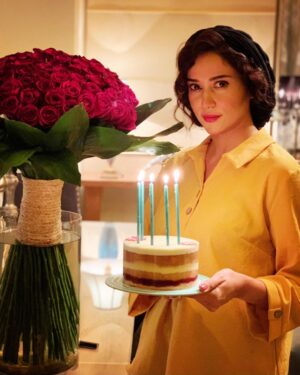 Parinaz Izadyar Instagram - چشم‌هایم را می‌بندم و همه‌ی جهان می‌میرد 
پلک‌هایم را می‌گشایم و همه چیز دوباره زاده می‌شود 🕯
( سیلویا پلات ) 
یک سال دیگه هم گذشت  ۱۴۰۰/۶/۸
ممنون از تمام عزیزانی که تولدم رو تبریک گفتن 🙏🏻💛