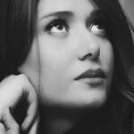 Parinaz Izadyar Instagram - من از جهان بی تفاوتی فکرها و حرف ها و صداها می آیم و این جهان به لانه ی ماران مانند است و این جهان پر از صدای حرکت پاهای مردمی ست که همچنان که تورا می بوسند در ذهن خود طناب دار تو را می بافند #فروغ_فرخزاد #ایمان_بیاوریم_به_آغاز_فصل_سرد