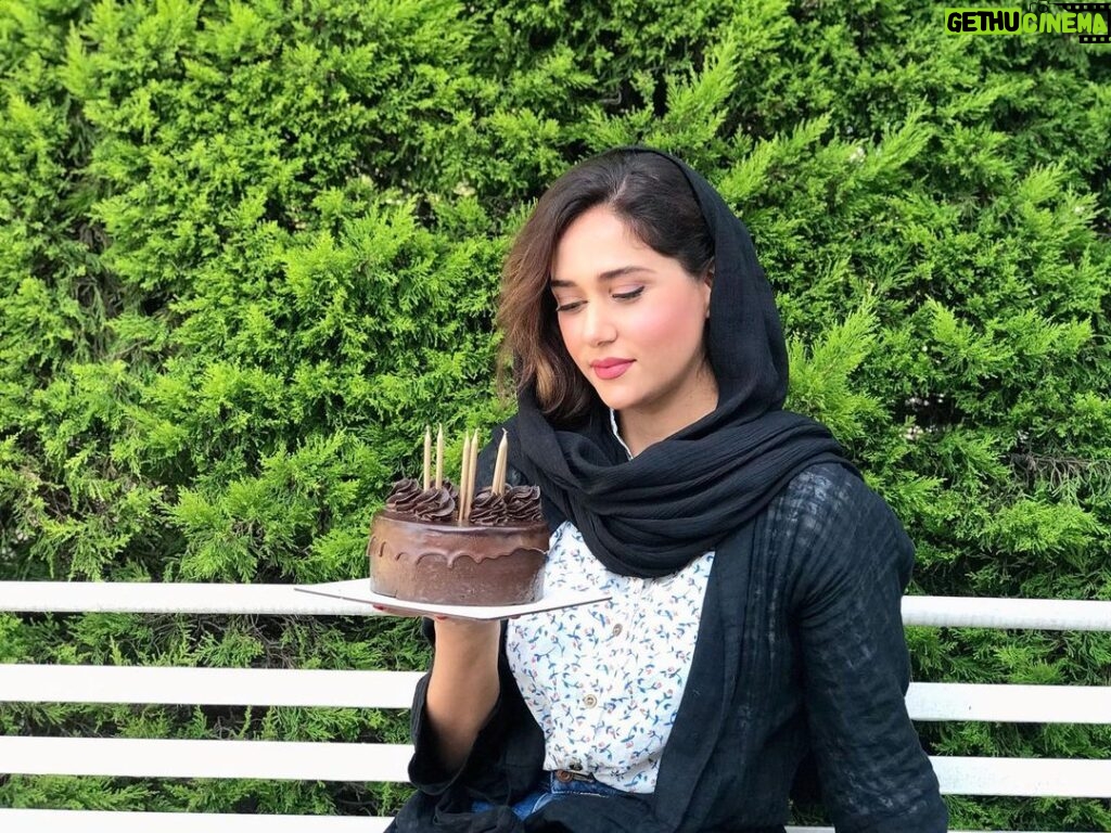 Parinaz Izadyar Instagram - يك سال ديگه هم گذشت 👩🏻‍🦱 ممنون از همه عزيزانى كه تولدم رو تبريك گفتن 🙏💚 پ ن : به خاطر باد نميشد شمع هارو روشن كرد 🎂