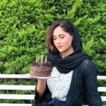Parinaz Izadyar Instagram - يك سال ديگه هم گذشت 👩🏻‍🦱 ممنون از همه عزيزانى كه تولدم رو تبريك گفتن 🙏💚 پ ن : به خاطر باد نميشد شمع هارو روشن كرد 🎂
