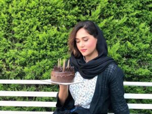 Parinaz Izadyar Instagram - يك سال ديگه هم گذشت 👩🏻‍🦱
ممنون از همه عزيزانى كه تولدم رو تبريك گفتن 🙏💚
پ ن : به خاطر باد نميشد شمع هارو روشن كرد 🎂