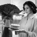 Parinaz Izadyar Instagram - چشم‌هایم را می‌بندم و همه‌ی جهان می‌میرد پلک‌هایم را می‌گشایم و همه چیز دوباره زاده می‌شود 🕯 ( سیلویا پلات ) یک سال دیگه هم گذشت ۱۴۰۰/۶/۸ ممنون از تمام عزیزانی که تولدم رو تبریک گفتن 🙏🏻💛
