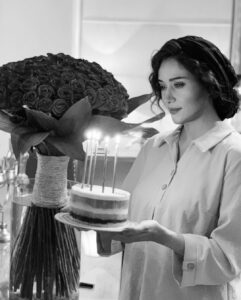 Parinaz Izadyar Instagram - چشم‌هایم را می‌بندم و همه‌ی جهان می‌میرد پلک‌هایم را می‌گشایم و همه چیز دوباره زاده می‌شود 🕯 ( سیلویا پلات ) یک سال دیگه هم گذشت ۱۴۰۰/۶/۸ ممنون از تمام عزیزانی که تولدم رو تبریک گفتن 🙏🏻💛