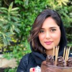 Parinaz Izadyar Instagram – يك سال ديگه هم گذشت 👩🏻‍🦱
ممنون از همه عزيزانى كه تولدم رو تبريك گفتن 🙏💚
پ ن : به خاطر باد نميشد شمع هارو روشن كرد 🎂