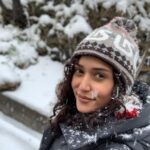 Parinaz Izadyar Instagram - ❌ عکس ها متعلق به امروز نیست ... اولین برف امسال که بارید هنوز یکم خوشحال بودیم و بی خبر از روزهای شوم آینده 😔🖤 به امید آینده ای روشن و روزهای شیرین🤲