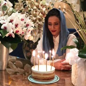 Parinaz Izadyar Instagram - عمر خيلى زود ميگذره .. معلوم نيست چقدر وقت داريم
بيشتر همديگرو دوست داشته باشيم 💙