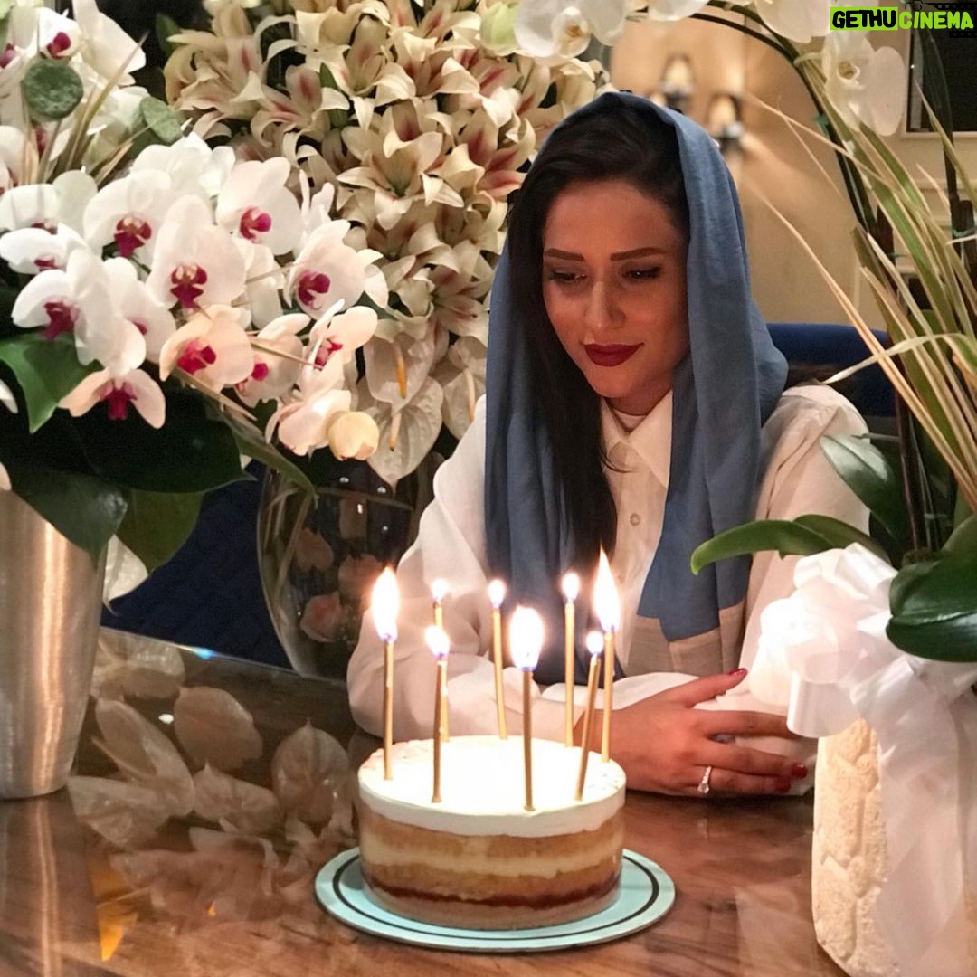 Parinaz Izadyar - 285.9K Likes - عمر خيلى زود ميگذره .. معلوم نيست چقدر وقت داريم
بيشتر همديگرو دوست داشته باشيم 💙