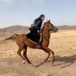 Parinaz Izadyar Instagram - #جیران 👸🏻 از اون حریر سرخ تا این زمهریر سرد، هر چی که گذشت؛ گذشت. امروز روز سپر انداختن نیست. من نه گلینم نه ملک‌زاده. نه دیگه حتی خدیجه دختر محمدعلی! از امروز من جیرانم. جیران‌خاتون پ ن : من به عنوان یک دوستدار حیوانات به هیچ عنوان موافق ، مدافع و مروج سوارکاری یا هر گونه بهره کشی از حیوانات نیستم و نخواهم بود این بخشی از خلق یک شخصیت حقیقی و تاریخیست ، آنچه میبینید فقط و فقط لحظات کوتاهیست برای ثبت صحنه هایی از سریال تاریخی جیران 💚
