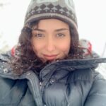 Parinaz Izadyar Instagram - ❌ عکس ها متعلق به امروز نیست ... اولین برف امسال که بارید هنوز یکم خوشحال بودیم و بی خبر از روزهای شوم آینده 😔🖤 به امید آینده ای روشن و روزهای شیرین🤲