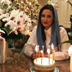 Parinaz Izadyar Instagram - عمر خيلى زود ميگذره .. معلوم نيست چقدر وقت داريم
بيشتر همديگرو دوست داشته باشيم 💙