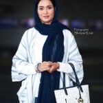 Parinaz Izadyar Instagram - ۲۸ تیرماه پیوندی میان سینما و نابینایان است‎ . استقبال فوق العاده از اولین گردهمایی سوینا ( سینمای ویژه نابینایان) با اکران فیلم «سرخ پوست» که روز گذشته با حضور بیش از ٢٥٠ نفر نابينا در پردیس سینمایی چهارسو برگزار شد. . ‏‎این رویداد که برای نخستین بار در ایران اتفاق افتاد، به همت گلاره عباسی موسس«سوینا» (سینمای ویژه نابینایان) و با حضور پری ناز ایزدیار، نیما جاویدی، پوریا عالمی، سمیرا حسن پور، مهدی رحمانی و فرشاد آذرنیا برگزار شد. . ‏‎در این اکران، حبیب رضایی بازیگر فیلم «سرخ پوست» به صورت زنده گفتارهای صوتی مورد نظر را همزمان با پخش فیلم برای دریافته نابینایان گرانقدر بازگو‌ کرد که برای حاضرین تجربه بسیارموفق و تاثیرگذاری بودو نابينايان اين اتفاق را از طريق سايت رسانه ای بصورت اينترنتی برای سراسر كشور بطور مستقيم پوشش خبری دادند که بسیار مورد توجه قرار گرفت. . نکته قابل توجه این اکران استقبال فوق العاده نابینایان عزیز و خانواده هایشان از کل مراسم بود و آنها این اکران را آغاز پیوندی میان سینما و نابینایان دانستند. ‏‎سوینا (سینمای ویژه نابینان) تصمیم دارد هرماه در ‏‎پردیس چارسو یکی از فیلم های روز اکران شده را برای هموطنان نابینا با همین روش ویژه و با هماهنگی عوامل فیلمها،به نمایش گذارد. . ‏‎عکس / شهپر آرمات
