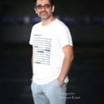 Parinaz Izadyar Instagram - ۲۸ تیرماه پیوندی میان سینما و نابینایان است‎ . استقبال فوق العاده از اولین گردهمایی سوینا ( سینمای ویژه نابینایان) با اکران فیلم «سرخ پوست» که روز گذشته با حضور بیش از ٢٥٠ نفر نابينا در پردیس سینمایی چهارسو برگزار شد. . ‏‎این رویداد که برای نخستین بار در ایران اتفاق افتاد، به همت گلاره عباسی موسس«سوینا» (سینمای ویژه نابینایان) و با حضور پری ناز ایزدیار، نیما جاویدی، پوریا عالمی، سمیرا حسن پور، مهدی رحمانی و فرشاد آذرنیا برگزار شد. . ‏‎در این اکران، حبیب رضایی بازیگر فیلم «سرخ پوست» به صورت زنده گفتارهای صوتی مورد نظر را همزمان با پخش فیلم برای دریافته نابینایان گرانقدر بازگو‌ کرد که برای حاضرین تجربه بسیارموفق و تاثیرگذاری بودو نابينايان اين اتفاق را از طريق سايت رسانه ای بصورت اينترنتی برای سراسر كشور بطور مستقيم پوشش خبری دادند که بسیار مورد توجه قرار گرفت. . نکته قابل توجه این اکران استقبال فوق العاده نابینایان عزیز و خانواده هایشان از کل مراسم بود و آنها این اکران را آغاز پیوندی میان سینما و نابینایان دانستند. ‏‎سوینا (سینمای ویژه نابینان) تصمیم دارد هرماه در ‏‎پردیس چارسو یکی از فیلم های روز اکران شده را برای هموطنان نابینا با همین روش ویژه و با هماهنگی عوامل فیلمها،به نمایش گذارد. . ‏‎عکس / شهپر آرمات