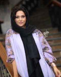Parinaz Izadyar Instagram - دومين اكران مردمى #سرخپوست 💜 makeup: @saye_gholami 🎨