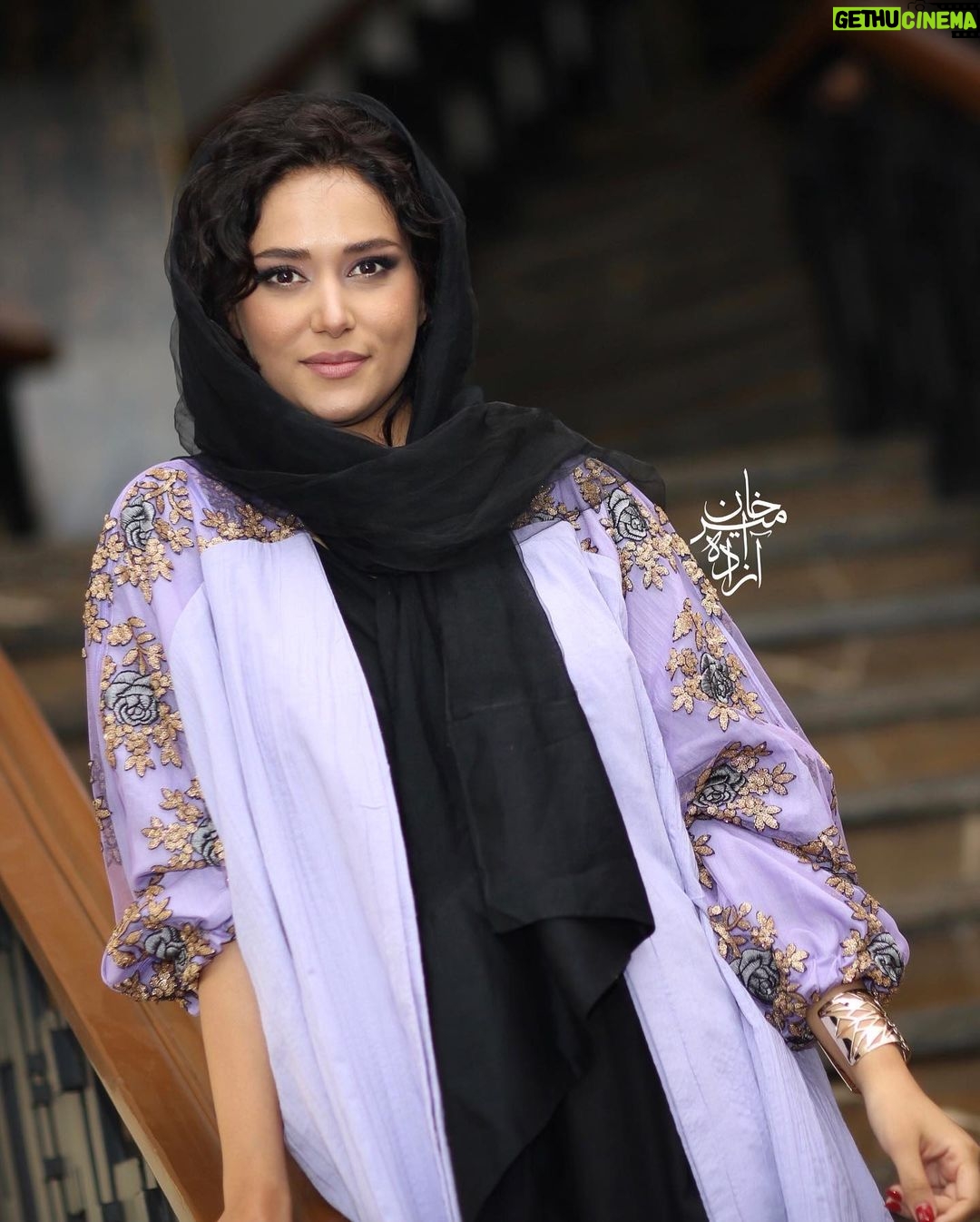 Parinaz Izadyar Instagram - دومين اكران مردمى #سرخپوست 💜 makeup: @saye_gholami 🎨