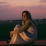 Parinaz Izadyar Instagram - 🦋 با عبور از فروش ۲۸ میلیارد تومان «ملاقات خصوصی» پرفروش ترین فیلم غیرکمدی تاریخ سینمای ایران شد . فیلم سینمایی  «ملاقات خصوصی» به کارگردانی امید شمس و تهیه کنندگی امیر بنان با عبور از فروش ۲۸ میلیارد تومان، پرفروش ترین فیلم غیرکمدی تاریخ سینمای ایران شد. . این فیلم نخستین بار در چهلمین جشنواره فجر به نمایش درآمد و با وجود حضور در رتبه اول آرای مردمی تا روز آخر، به دلیل تصمیمی عجیب از سوی دبیر جشنواره، جایزه اش حذف شد. «ملاقات خصوصی» دی ماه سال گذشته و در شرایطی سخت توانست به این رکورد برسد. . لازم به ذکر است که این رکورد فقط برای میزان فروش فیلم است و از جهت تعداد تماشاگران فیلم‌های غیر کمدی، این رکورد جابجا نشده است. باید دید با ادامه‌ اکران و حمایت مردم و تماشاگران از این فیلم رکورد تعداد تماشاگران هم جابجا می‌شود یا نه. . اکران «ملاقات خصوصی» همچنان در سینماهای سراسر کشور ادامه دارد. 📸: @mohamadbadrloo