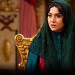 Parinaz Izadyar Instagram - #جیران 👸🏻 از اون حریر سرخ تا این زمهریر سرد، هر چی که گذشت؛ گذشت. امروز روز سپر انداختن نیست. من نه گلینم نه ملک‌زاده. نه دیگه حتی خدیجه دختر محمدعلی! از امروز من جیرانم. جیران‌خاتون پ ن : من به عنوان یک دوستدار حیوانات به هیچ عنوان موافق ، مدافع و مروج سوارکاری یا هر گونه بهره کشی از حیوانات نیستم و نخواهم بود این بخشی از خلق یک شخصیت حقیقی و تاریخیست ، آنچه میبینید فقط و فقط لحظات کوتاهیست برای ثبت صحنه هایی از سریال تاریخی جیران 💚