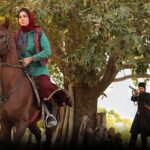 Parinaz Izadyar Instagram - #جیران 👸🏻 از اون حریر سرخ تا این زمهریر سرد، هر چی که گذشت؛ گذشت. امروز روز سپر انداختن نیست. من نه گلینم نه ملک‌زاده. نه دیگه حتی خدیجه دختر محمدعلی! از امروز من جیرانم. جیران‌خاتون پ ن : من به عنوان یک دوستدار حیوانات به هیچ عنوان موافق ، مدافع و مروج سوارکاری یا هر گونه بهره کشی از حیوانات نیستم و نخواهم بود این بخشی از خلق یک شخصیت حقیقی و تاریخیست ، آنچه میبینید فقط و فقط لحظات کوتاهیست برای ثبت صحنه هایی از سریال تاریخی جیران 💚
