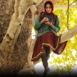 Parinaz Izadyar Instagram - #جیران 👸🏻 از اون حریر سرخ تا این زمهریر سرد، هر چی که گذشت؛ گذشت. امروز روز سپر انداختن نیست. من نه گلینم نه ملک‌زاده. نه دیگه حتی خدیجه دختر محمدعلی! از امروز من جیرانم. جیران‌خاتون پ ن : من به عنوان یک دوستدار حیوانات به هیچ عنوان موافق ، مدافع و مروج سوارکاری یا هر گونه بهره کشی از حیوانات نیستم و نخواهم بود این بخشی از خلق یک شخصیت حقیقی و تاریخیست ، آنچه میبینید فقط و فقط لحظات کوتاهیست برای ثبت صحنه هایی از سریال تاریخی جیران 💚