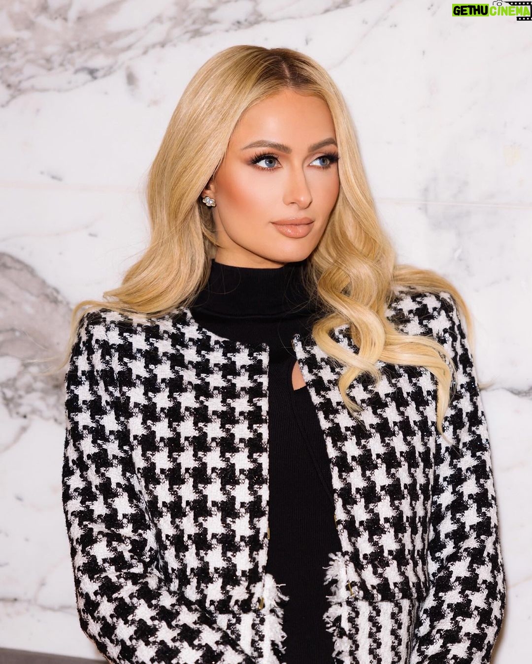 Paris Hilton Instagram - A New York Minute ⏰✨ #ThatsHot #SlivingMom