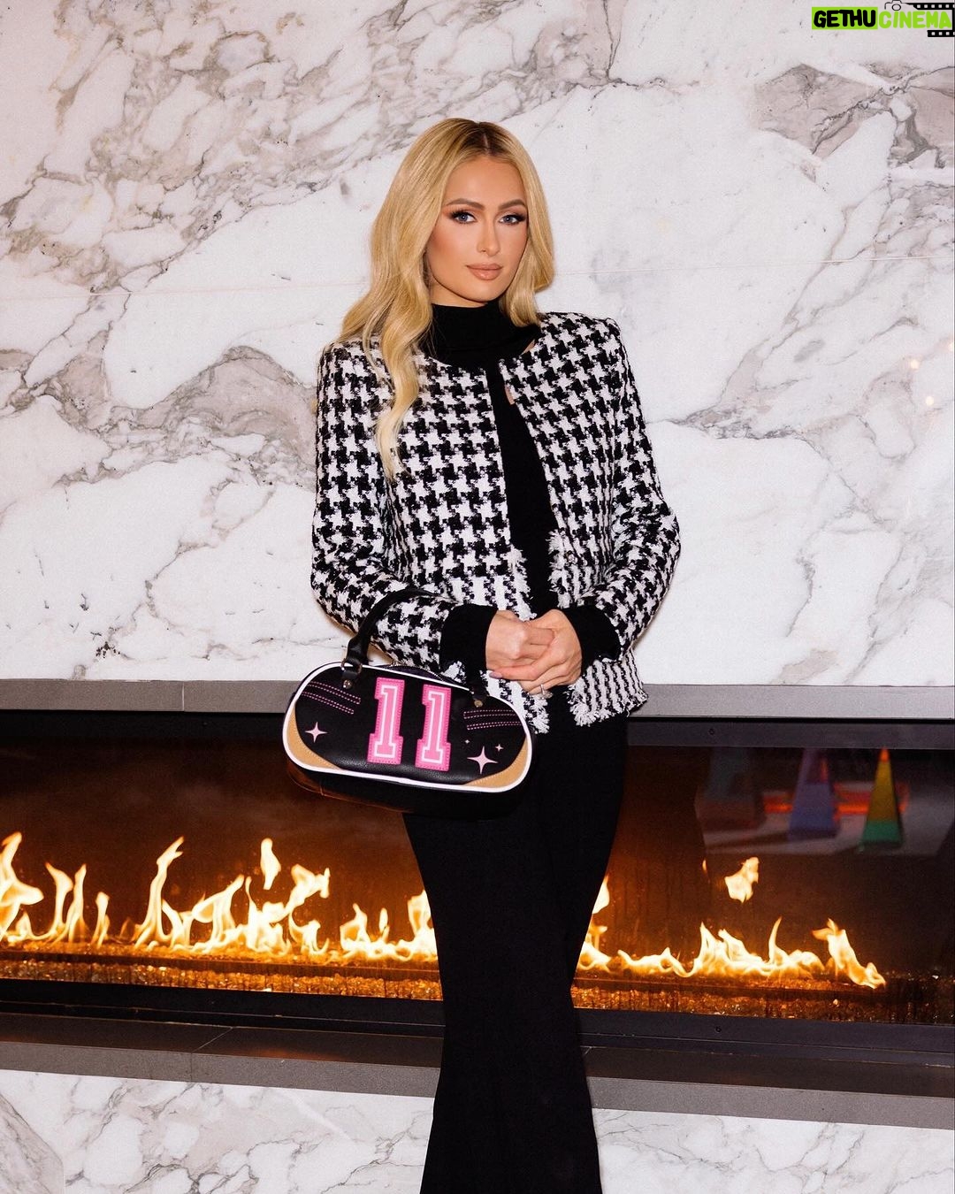 Paris Hilton Instagram - A New York Minute ⏰✨ #ThatsHot #SlivingMom