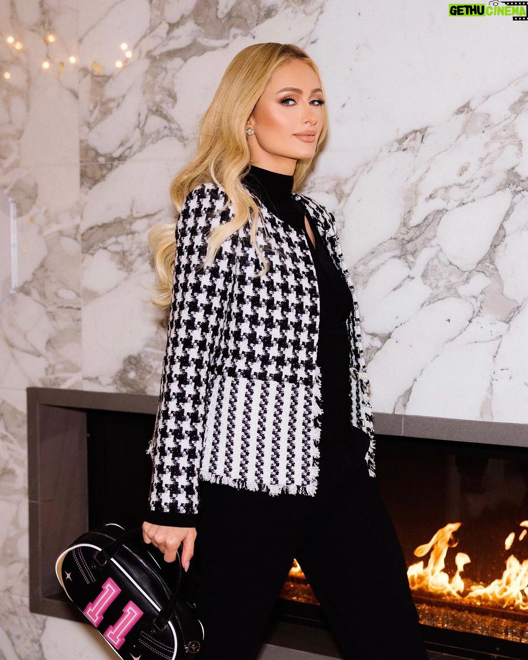 Paris Hilton Instagram - A New York Minute ⏰✨ #ThatsHot #SlivingMom