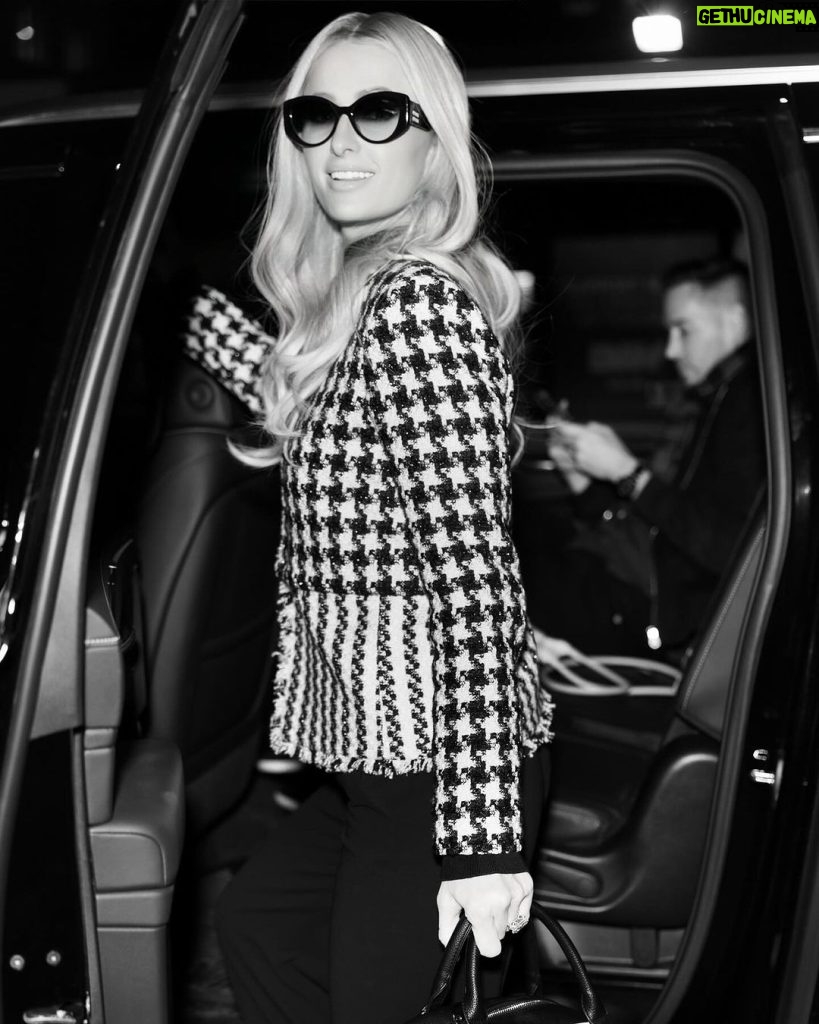 Paris Hilton Instagram - A New York Minute ⏰✨ #ThatsHot #SlivingMom