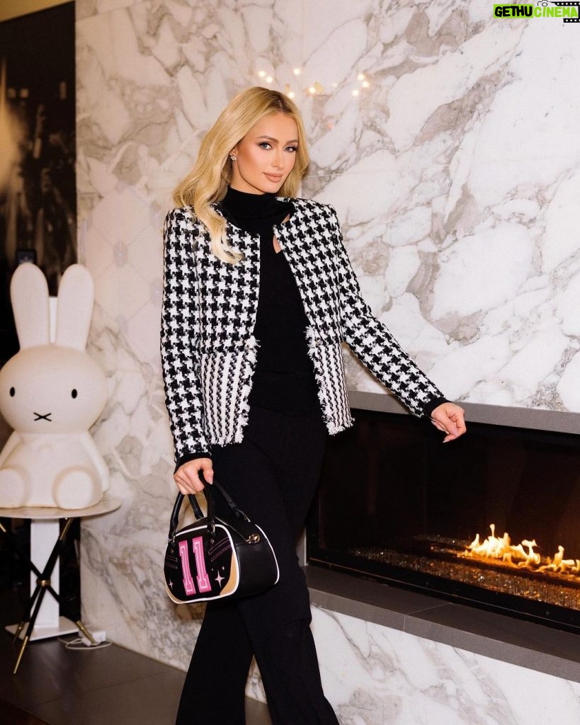 Paris Hilton Instagram - A New York Minute ⏰✨ #ThatsHot #SlivingMom
