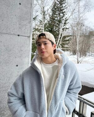 Park Bo-gum Instagram - 지난밤에 눈이 소오복이 왔네☃️
