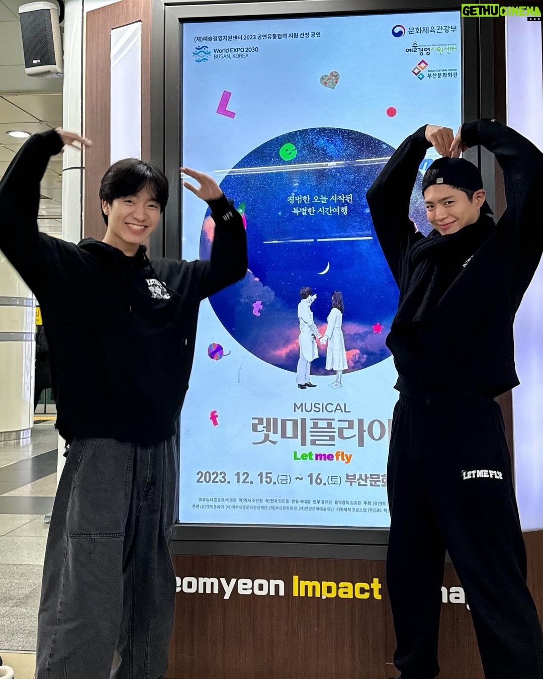 Park Bo-gum Instagram - 따뜻했던 부산 여행🧳 #뮤지컬_렛미플라이 Busan Cultural Center - 부산문화회관 중극장