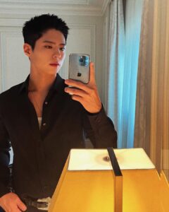 Park Bo-gum Instagram - CODE VESTIMENTAIRE : LE PALACE #CELINE #CELINEBYHEDISLIMANE Eden Roc Hotel du Cap