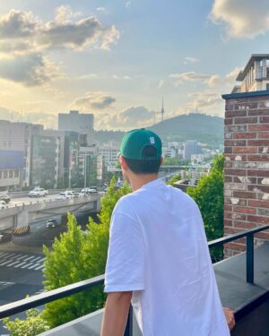 Park Bo-gum Instagram - “밝아져라“ ”맑아져라“ 
기쁨 한 송이 받으시고 내내 행복하십시오🌹