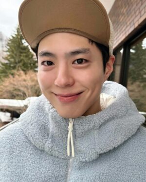 Park Bo-gum Instagram - 지난밤에 눈이 소오복이 왔네☃️