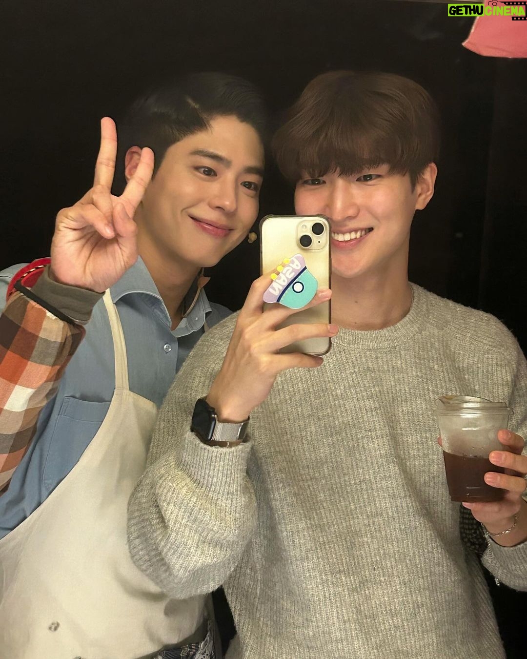 Park Bo-gum Instagram - 상상만 해봤던 일, 가보지 못한 길을 동행하며 제게 날개를 달아준 #뮤지컬_렛미플라이 배우분들과 스태프분들 그리고 봄날의 햇살 같은 관객 여러분들께 진심으로 감사드립니다!
- 행복 디자이너 N.1