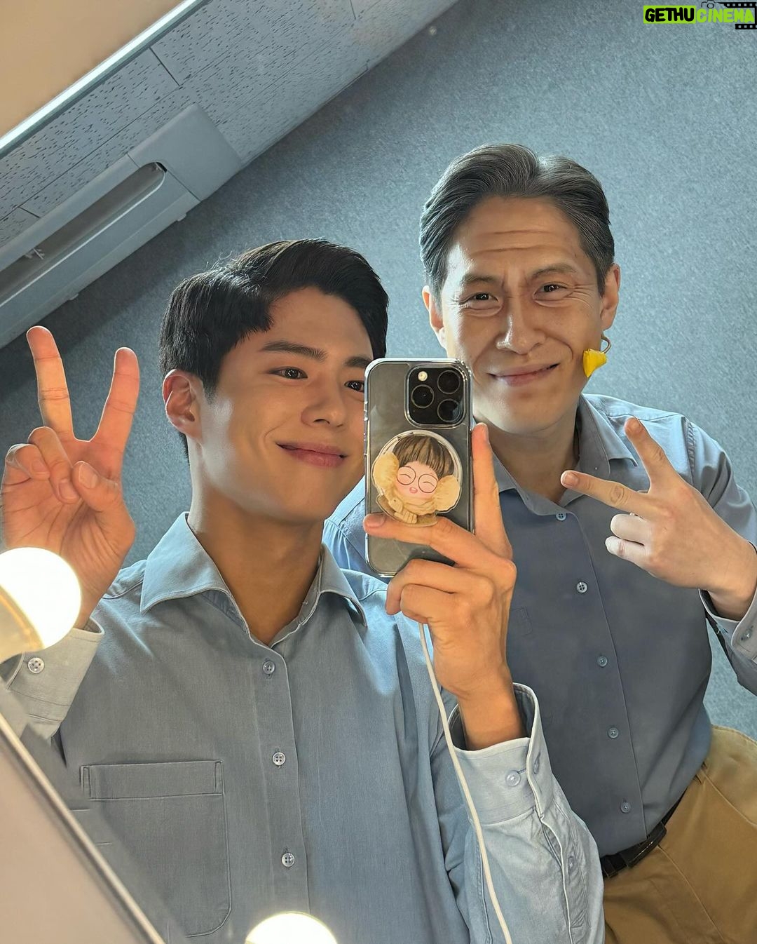 Park Bo-gum Instagram - 상상만 해봤던 일, 가보지 못한 길을 동행하며 제게 날개를 달아준 #뮤지컬_렛미플라이 배우분들과 스태프분들 그리고 봄날의 햇살 같은 관객 여러분들께 진심으로 감사드립니다!
- 행복 디자이너 N.1