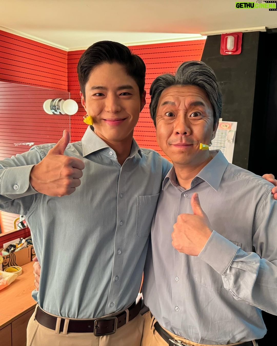 Park Bo-gum Instagram - 상상만 해봤던 일, 가보지 못한 길을 동행하며 제게 날개를 달아준 #뮤지컬_렛미플라이 배우분들과 스태프분들 그리고 봄날의 햇살 같은 관객 여러분들께 진심으로 감사드립니다!
- 행복 디자이너 N.1