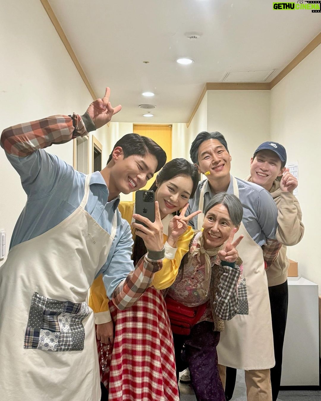 Park Bo-gum Instagram - 상상만 해봤던 일, 가보지 못한 길을 동행하며 제게 날개를 달아준 #뮤지컬_렛미플라이 배우분들과 스태프분들 그리고 봄날의 햇살 같은 관객 여러분들께 진심으로 감사드립니다!
- 행복 디자이너 N.1